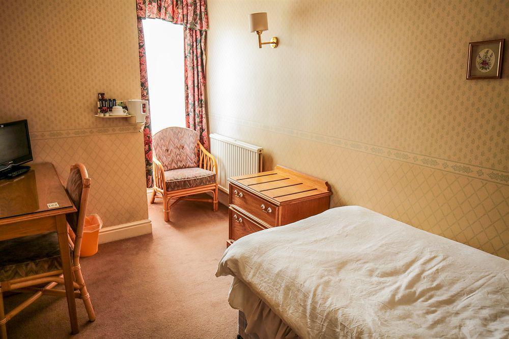Fernbank Hotel Basingstoke Extérieur photo