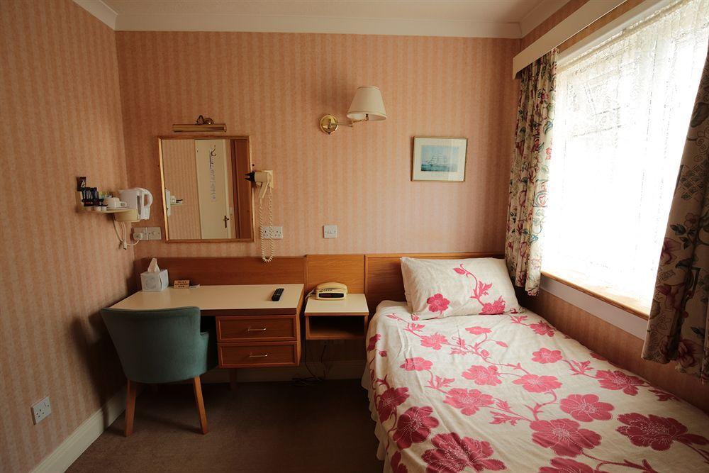 Fernbank Hotel Basingstoke Extérieur photo
