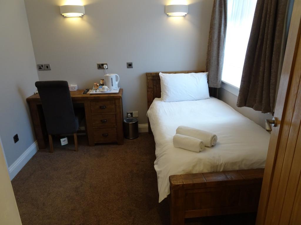 Fernbank Hotel Basingstoke Extérieur photo