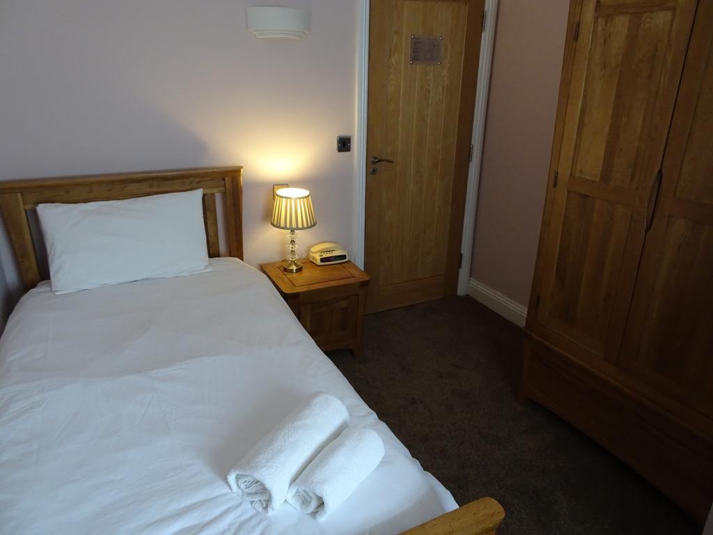 Fernbank Hotel Basingstoke Extérieur photo