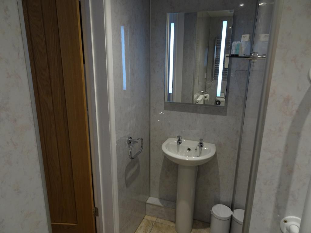 Fernbank Hotel Basingstoke Extérieur photo