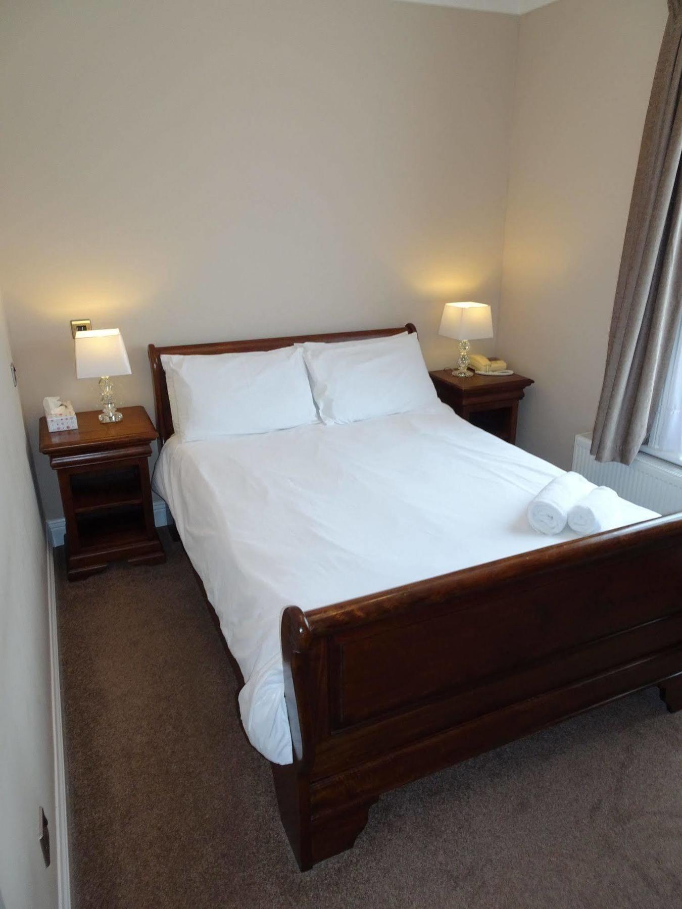 Fernbank Hotel Basingstoke Extérieur photo