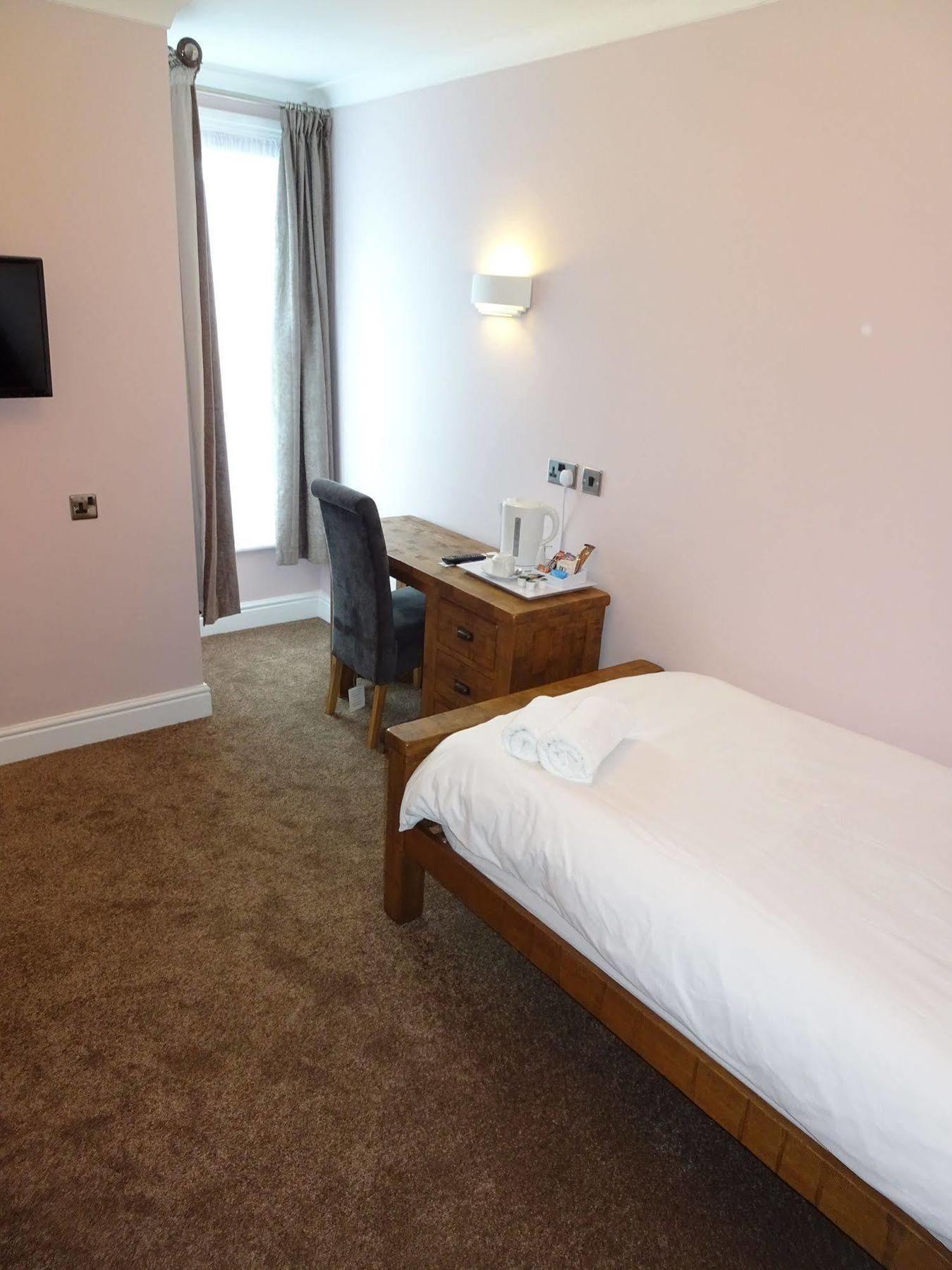 Fernbank Hotel Basingstoke Extérieur photo