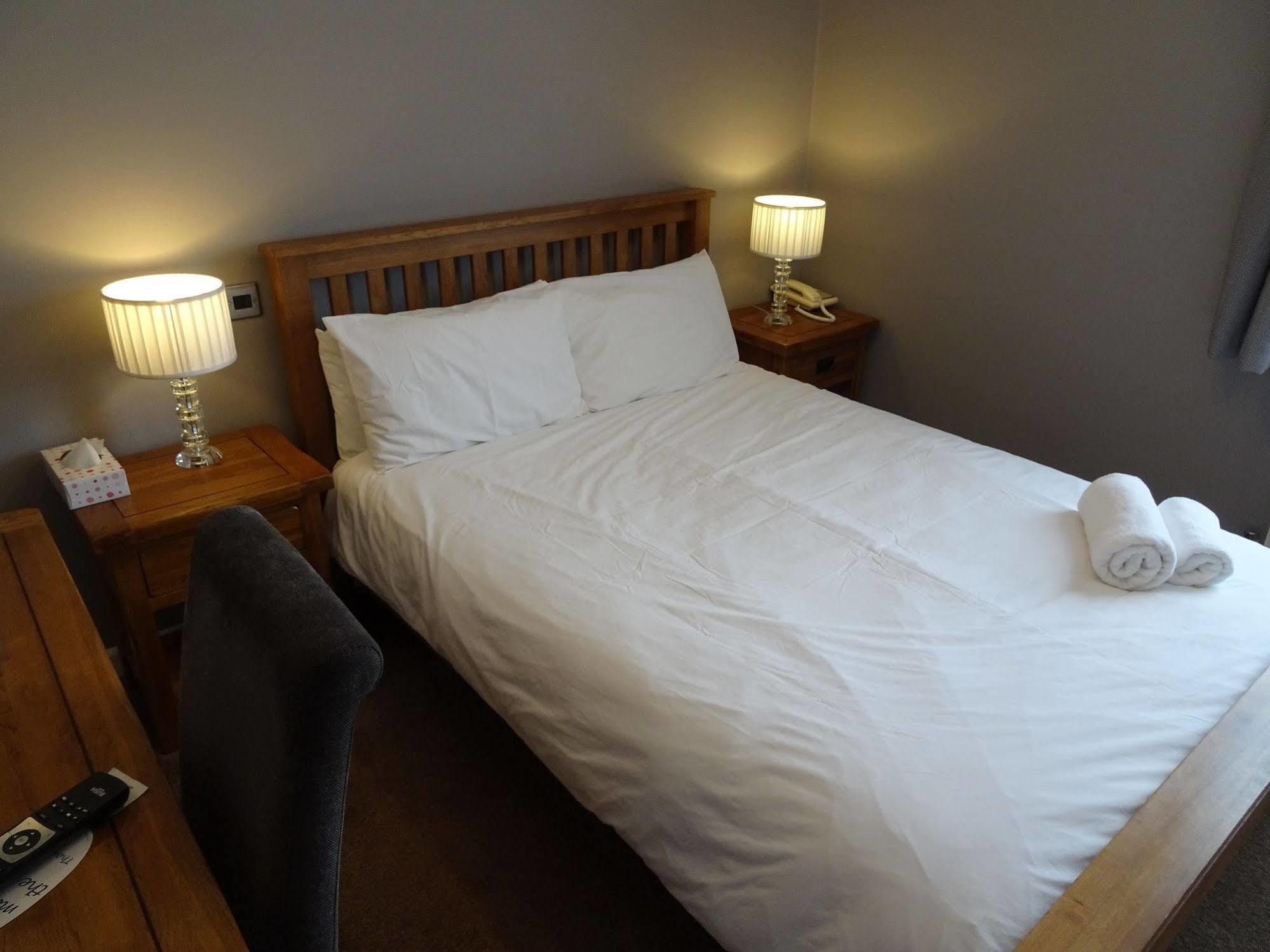 Fernbank Hotel Basingstoke Extérieur photo