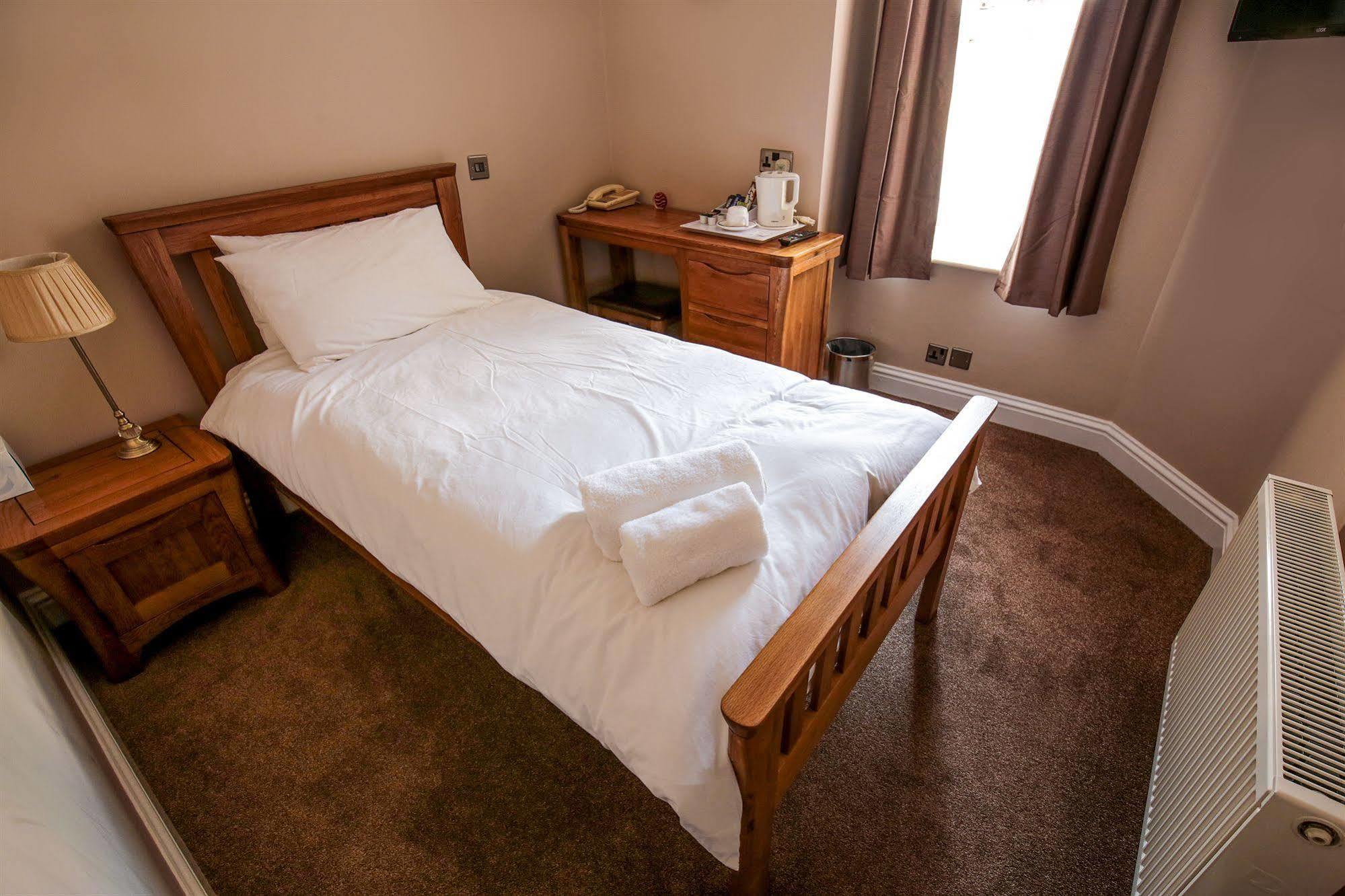 Fernbank Hotel Basingstoke Extérieur photo