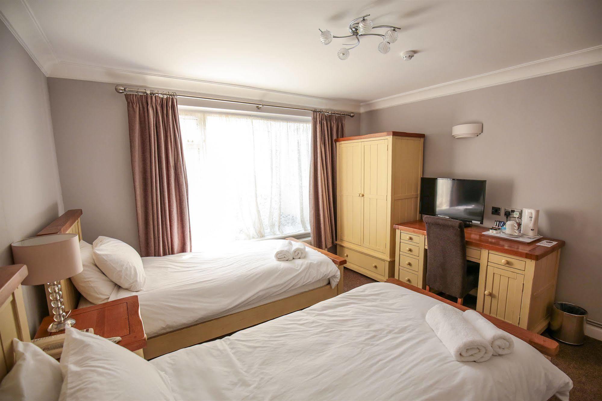 Fernbank Hotel Basingstoke Extérieur photo