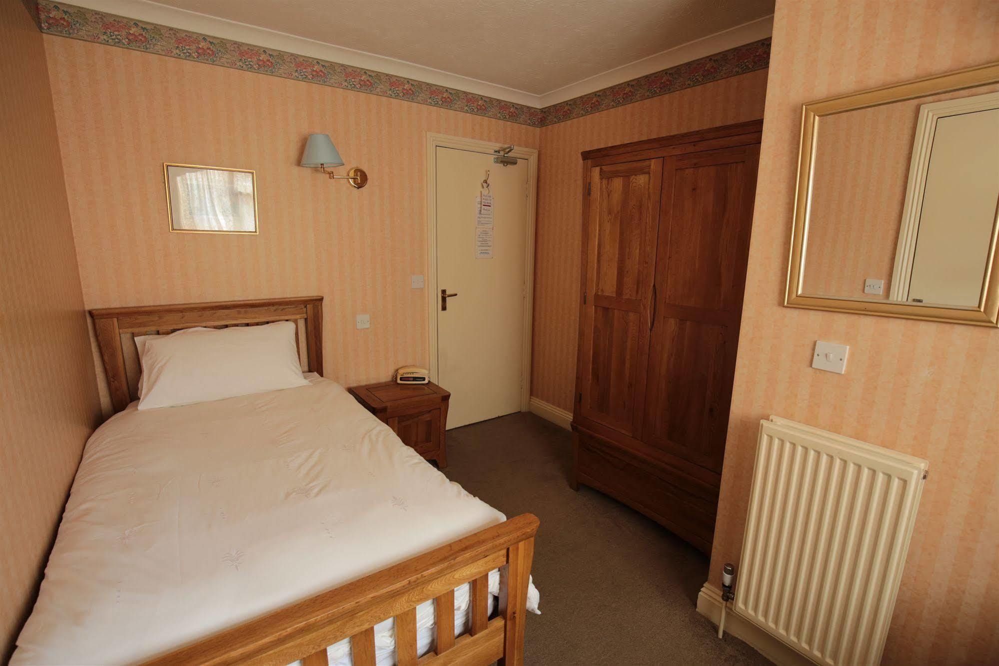 Fernbank Hotel Basingstoke Extérieur photo