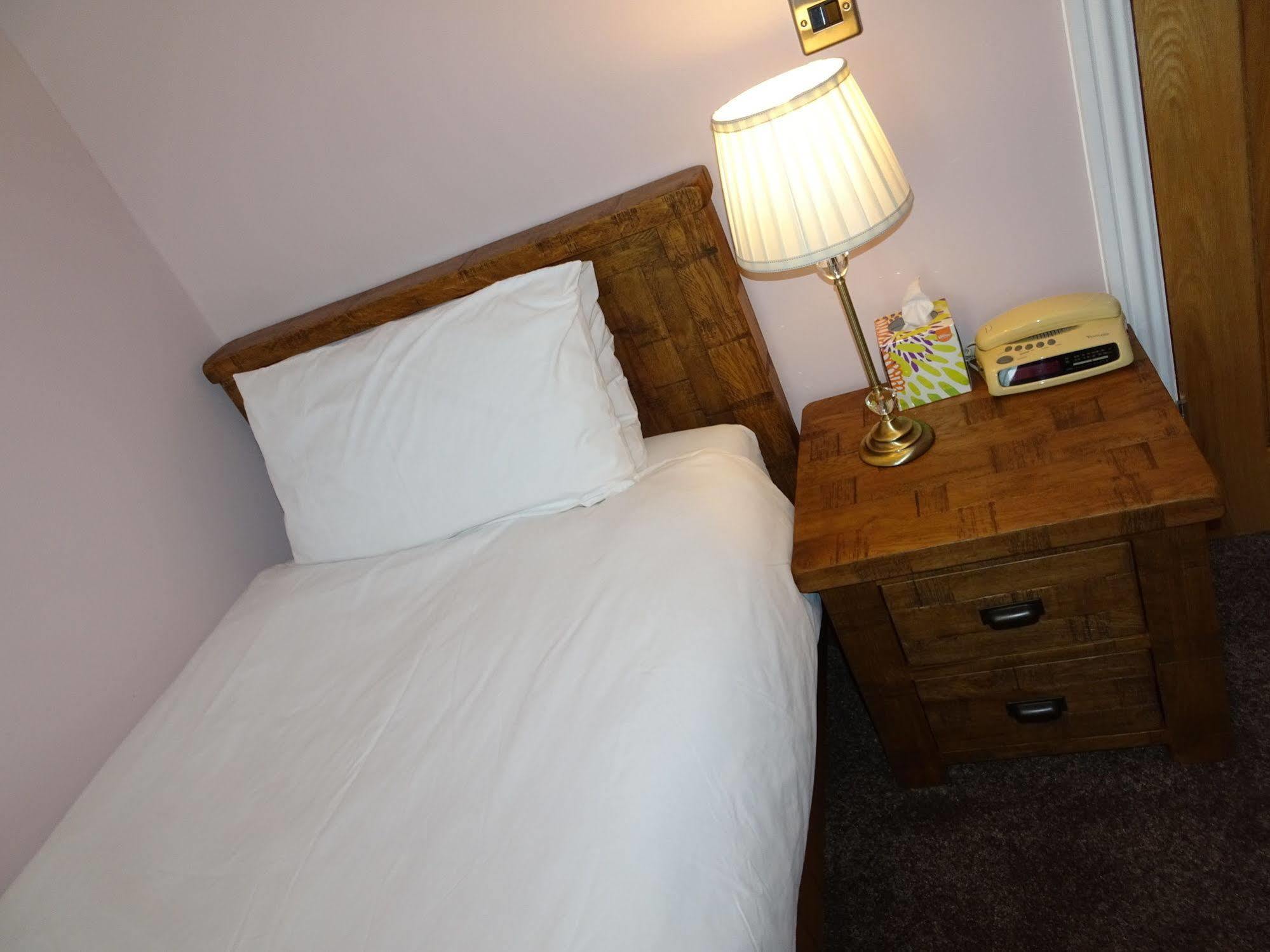 Fernbank Hotel Basingstoke Extérieur photo