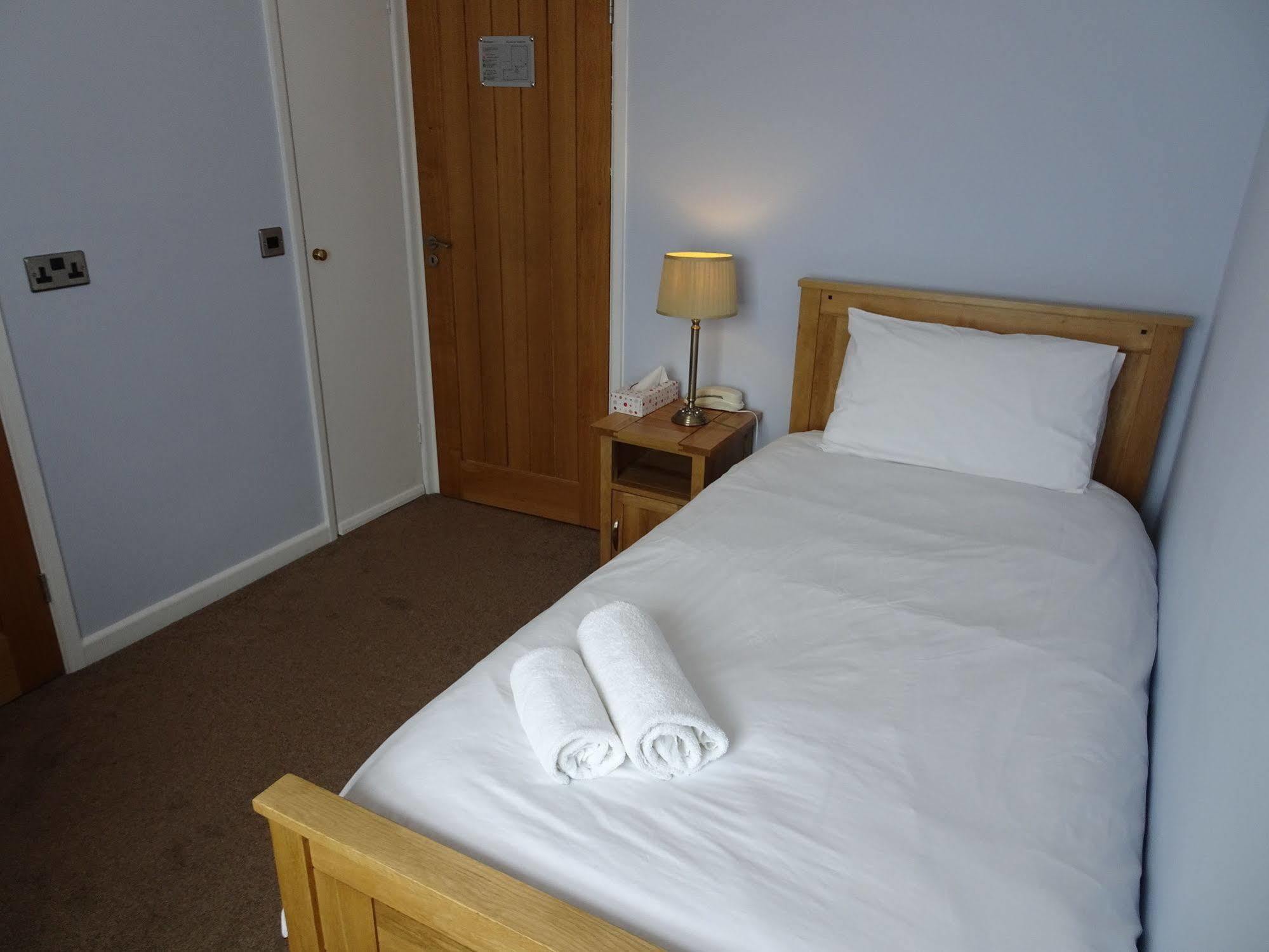 Fernbank Hotel Basingstoke Extérieur photo