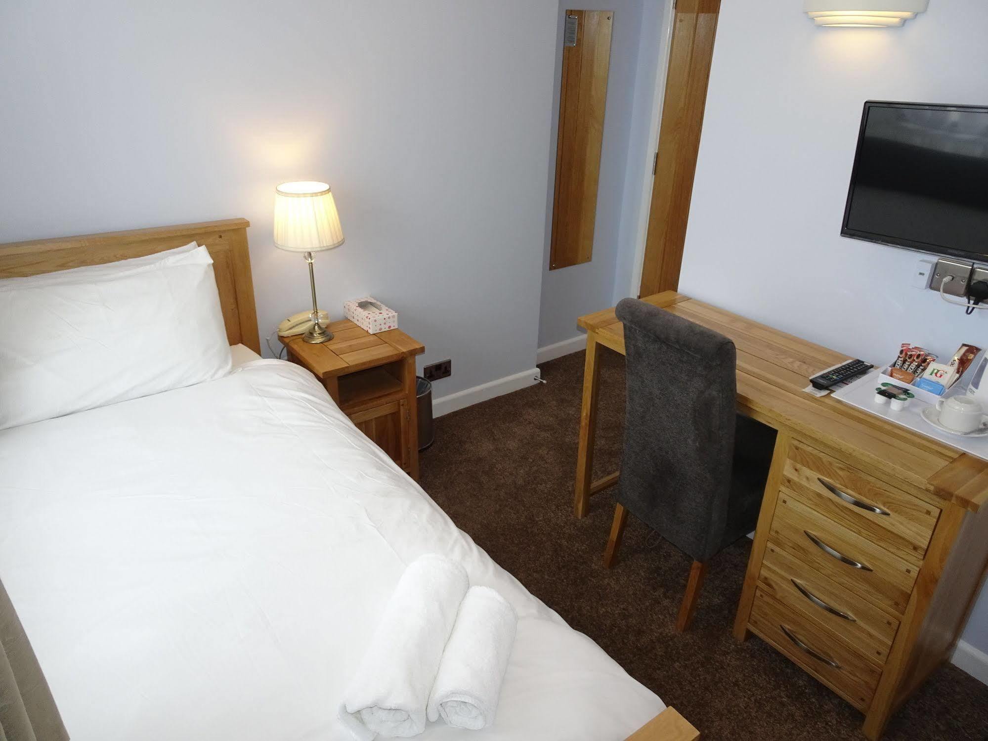 Fernbank Hotel Basingstoke Extérieur photo