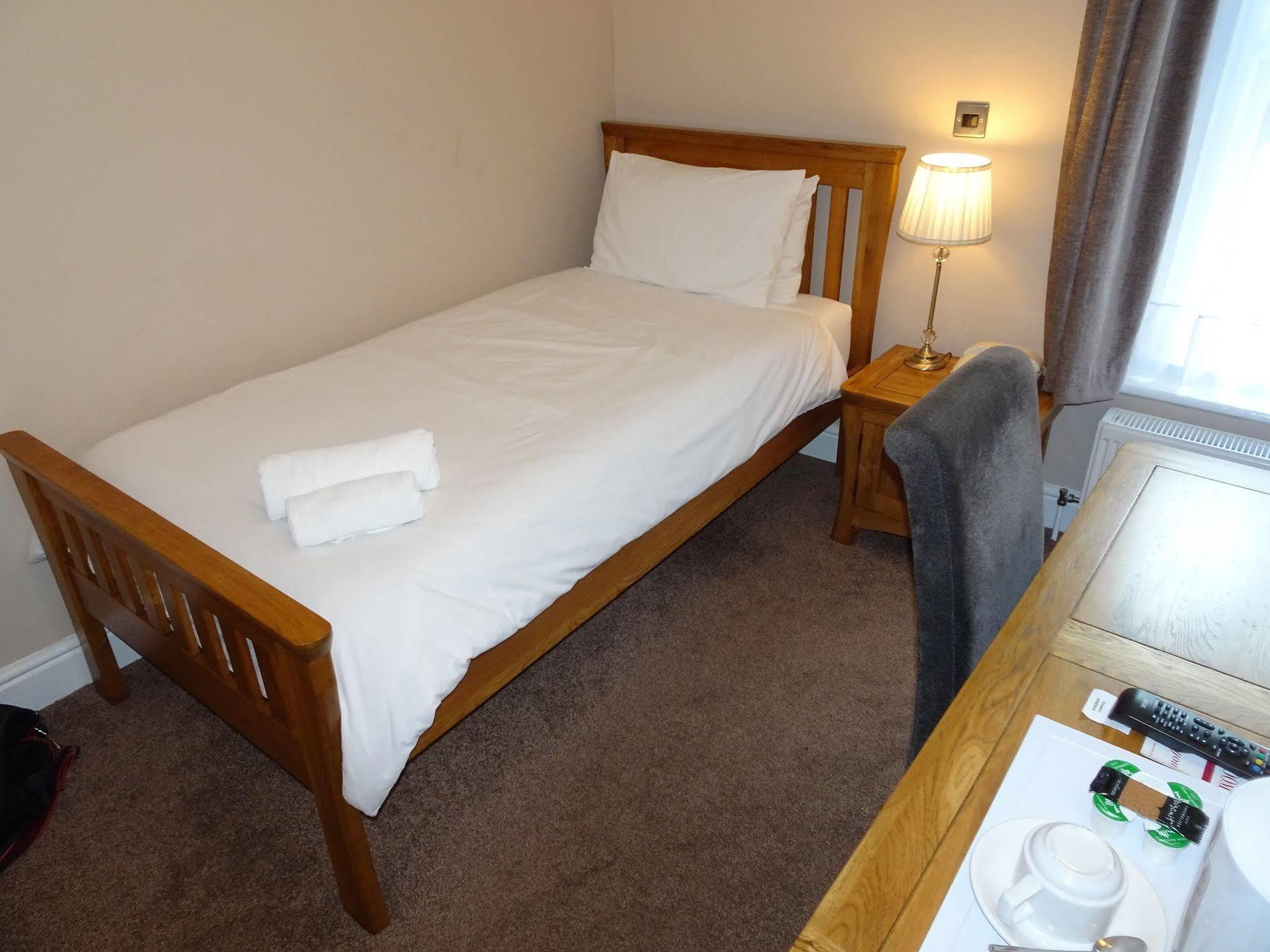 Fernbank Hotel Basingstoke Extérieur photo